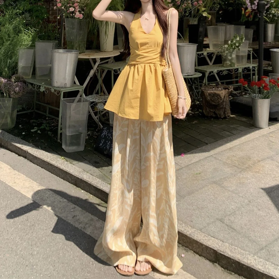 

Модный женский комплект весна-лето: топ с завязками на шее и широкие брюки, цвет дофаминовый желтый, комплект из двух предметов