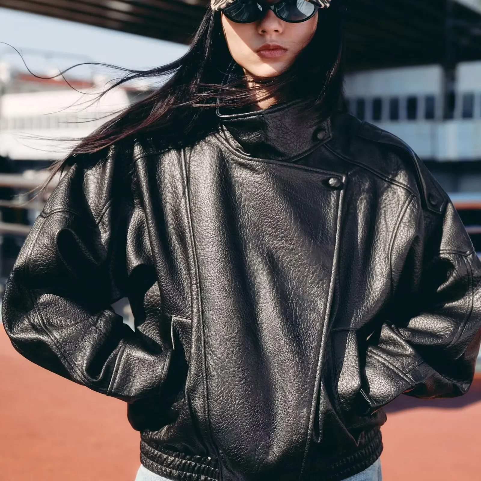 เสื้อโค้ทผู้หญิงทรงหลวม ผ้าหนังเทียม แขนยาว คอตั้ง ทรงตรง ความยาวปกติ ติดซิป รุ่นใหม่ ฤดูใบไม้ร่วง 2025