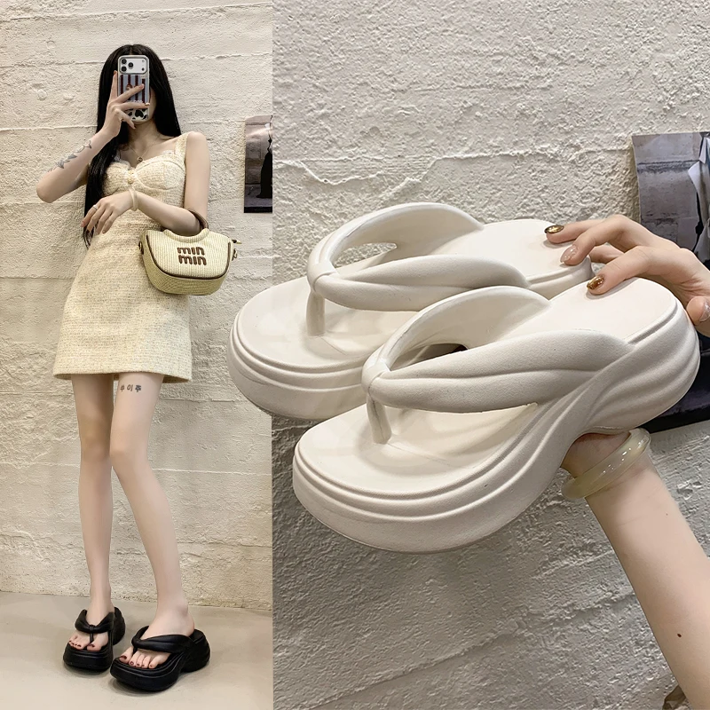 A Pair of Women's Fashionable Thick-Soled Flip-Flops, Summer New Wear-Resistant Non-Slip Slippers, Trendy Simple Women's Shoes