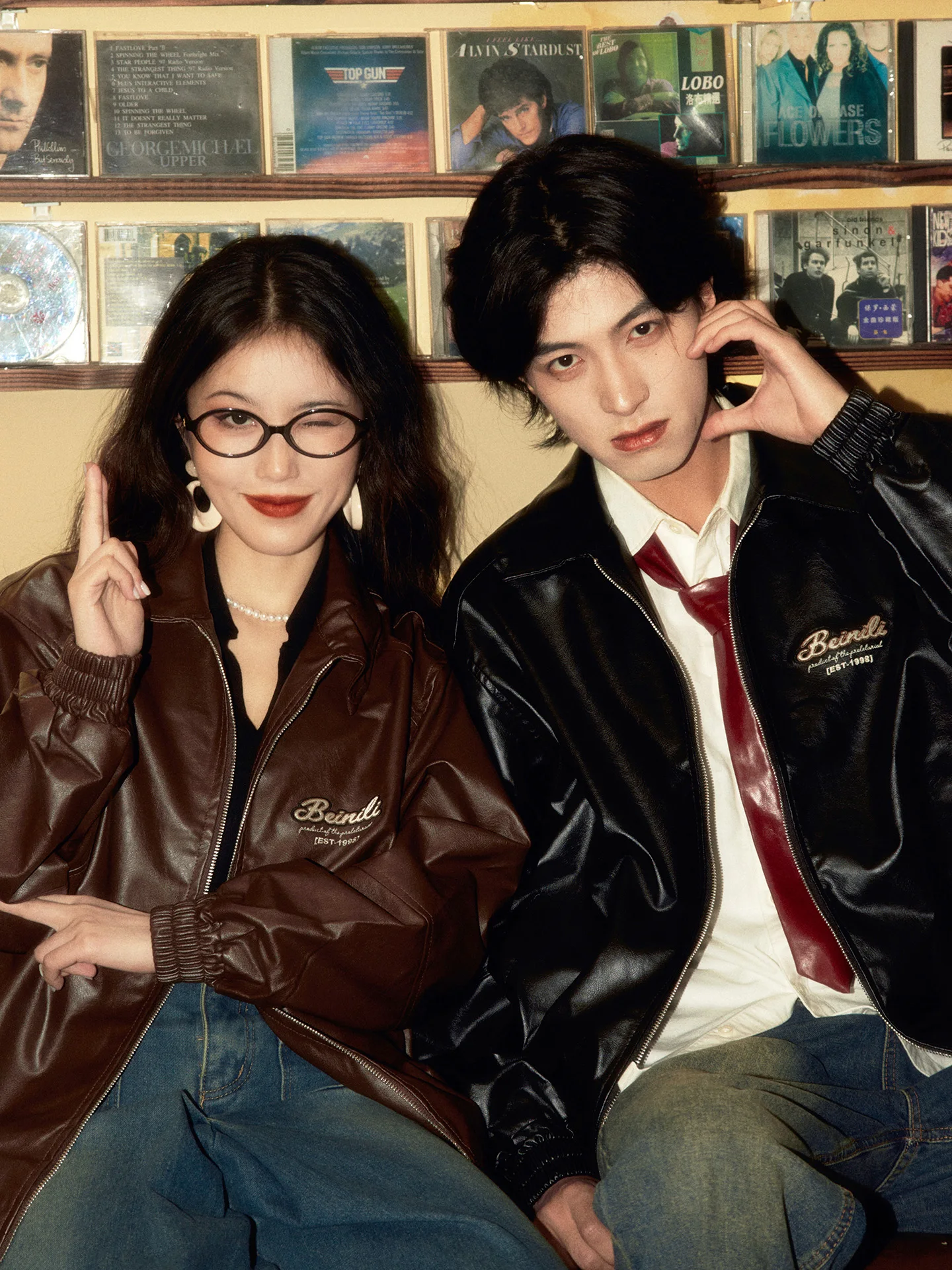 แจ็คเก็ตหนัง PU สีดำสไตล์เรโทรใหม่สำหรับผู้ชาย ฤดูใบไม้ร่วง ฤดูหนาว ชุดคู่รักสไตล์อเมริกัน แจ็คเก็ตบุนวมสีน้ำตาลลำลอง