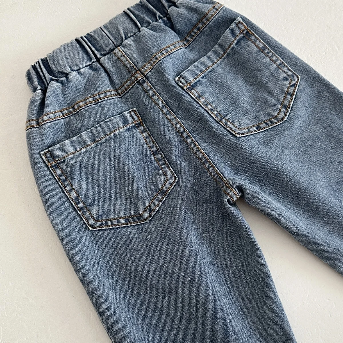 Baby-Jeanshose für Kleinkinder, Jungen und Mädchen, mit elastischem Bund, lockerer, gerader Schnitt, Freizeit- und Alltagskleidung für Kinder. – Detail 1