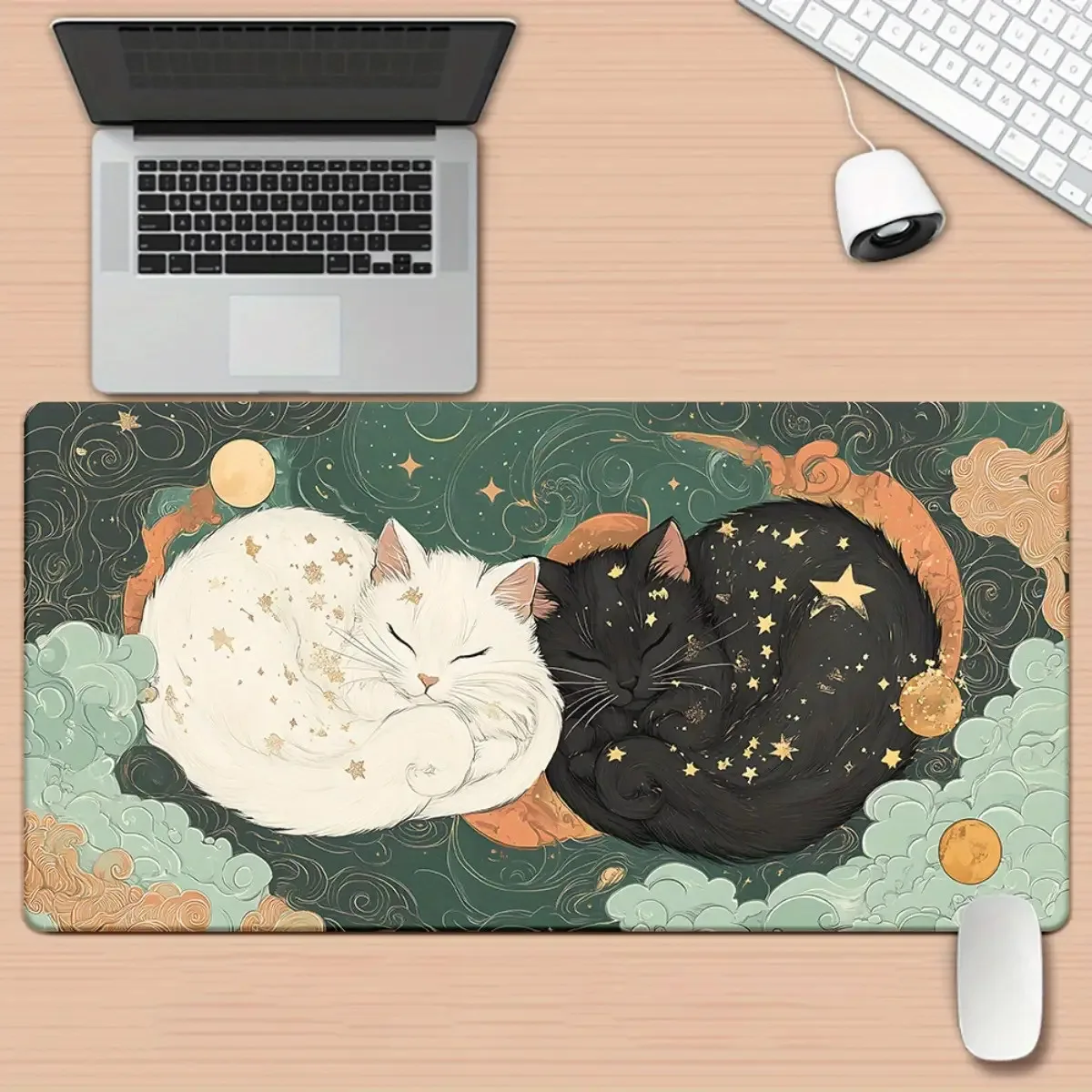 Antypoślizgowa gumowa podstawa podkładki pod mysz Sleeping Cat and Star nadaje się do dekoracji biur i komputerów stacjonarnych dla graczy.