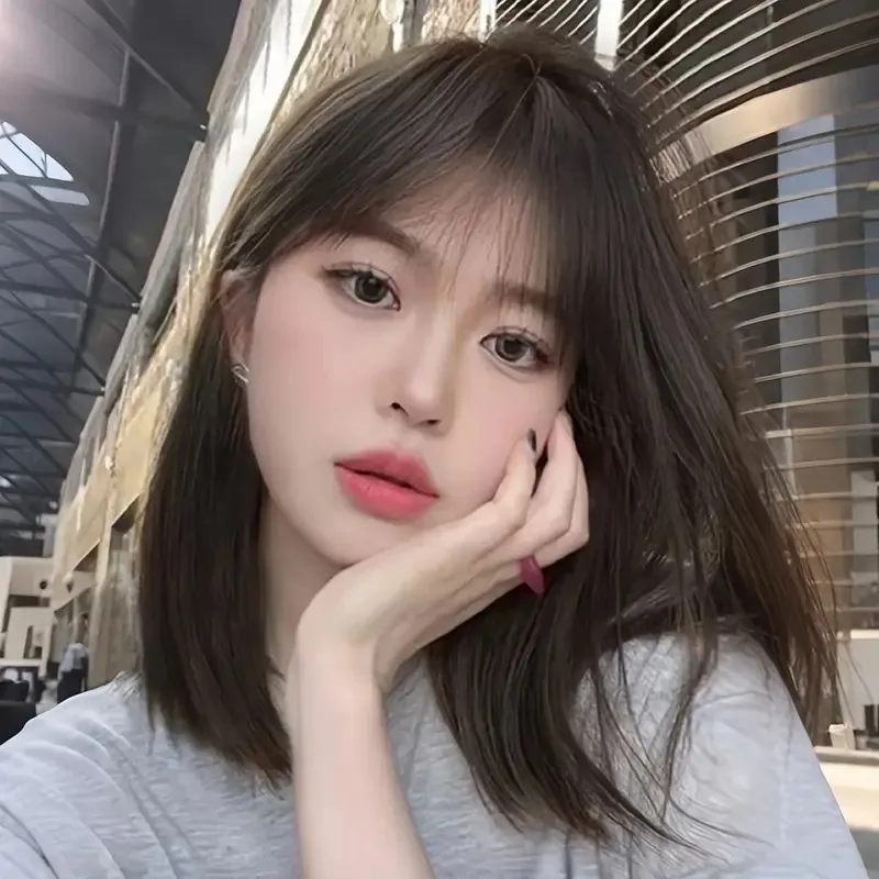 Short-haired Woman's Age-defying Full-head Wig Long Straight Hair With Layers Natural Mid-length Shoulder-length Hair