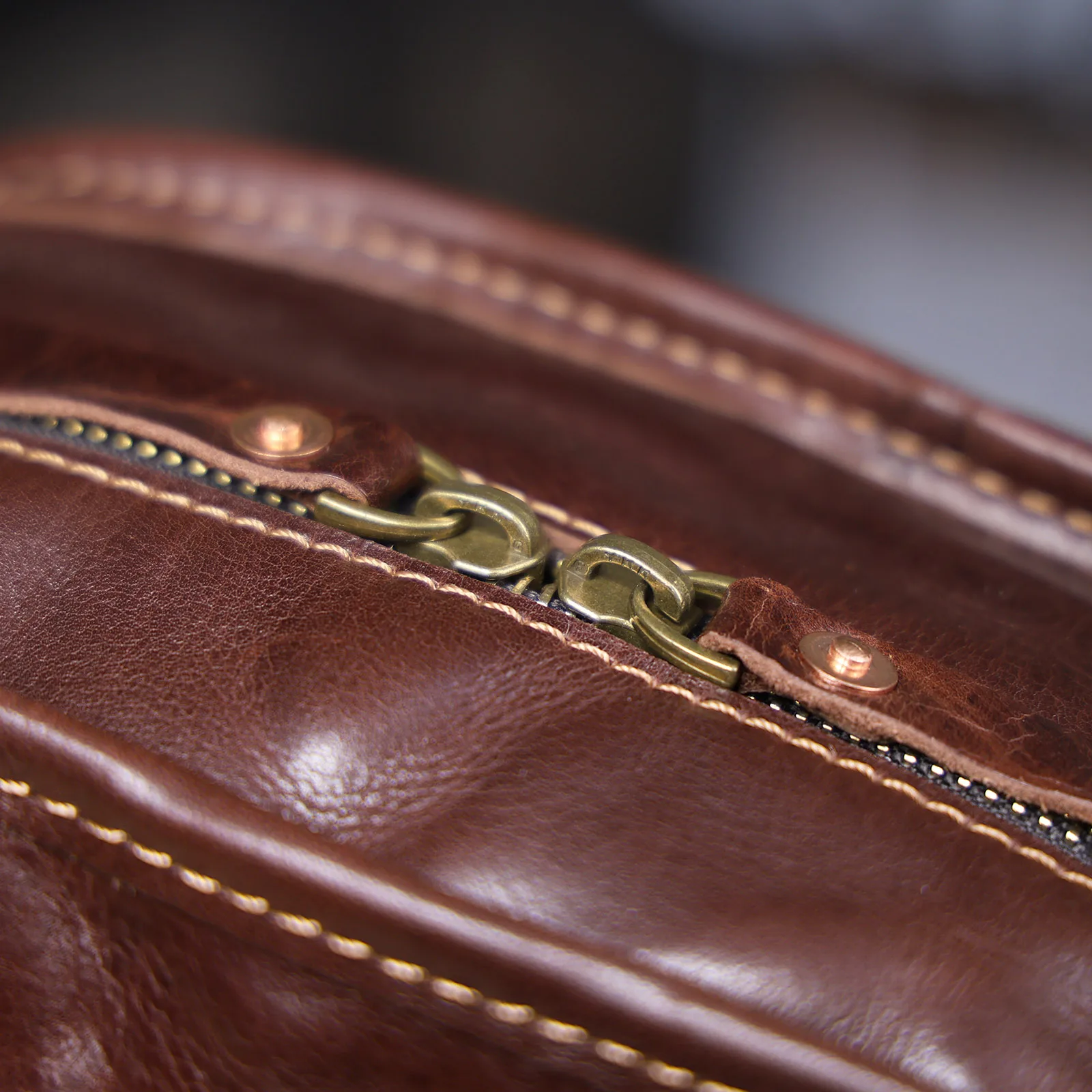 Echtleder Herren-Aktentasche 15 Zoll Laptop-Tasche Einfache Rindsleder-Umhängetasche Pflanzlich gegerbtes Leder Business-Casual-Stil – Detail 14