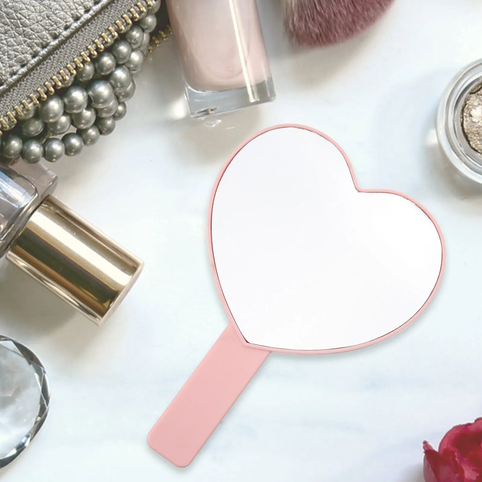 

Компактное зеркало для макияжа в форме сердца, легкое ручное зеркало с четким отражением, идеально подходит для путешествий, сумок и повседневного использования.
