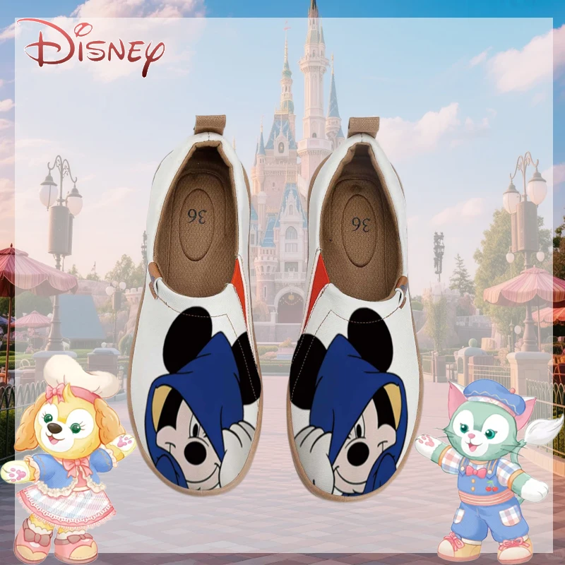 

Кроссовки Disney Mickey, выполненные в коллаборации, с чисто-белой подошвой, украшенной изображением Микки в синей шляпе, закрывающей глаза.