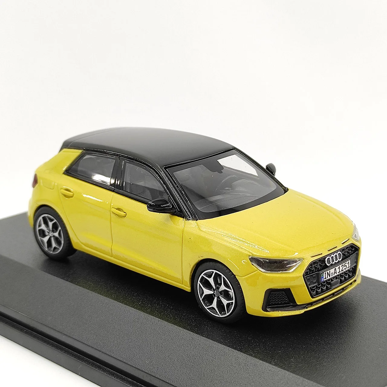 불량 다이캐스트 1:43 스케일 아우디 A1 스포츠백 스포티 옐로우 합금 자동차 모형 수집용 장난감 선물 기념품 장식품