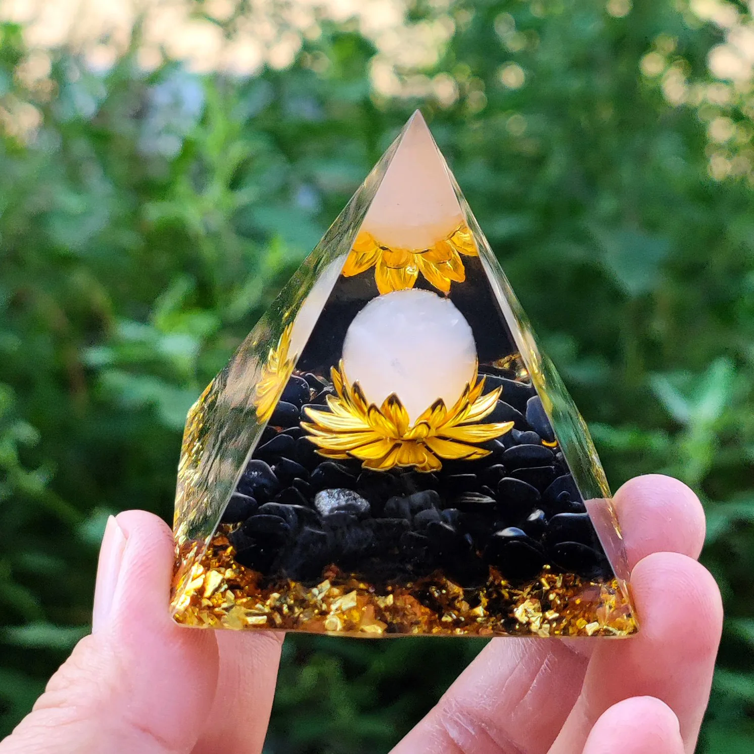 

6CM Oganite Lotus Pyramid Home Decor Reiki Natural Mineral Crystal Ball Pyramid Resin-encased Crushed Stone Pyramid Car Trim