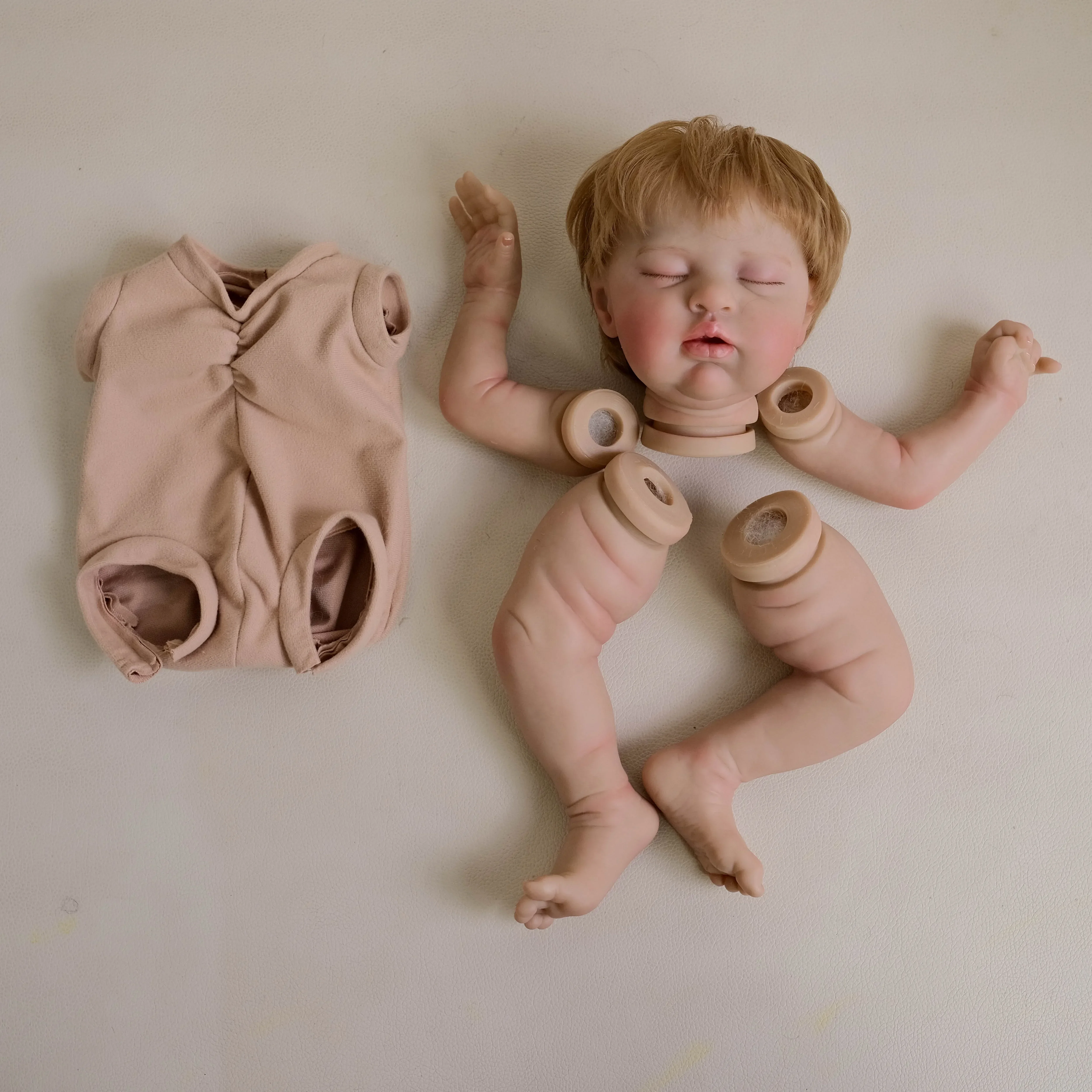 NPK 19''Hoge Kwaliteit Onvoltooide DIY Reborn Teddy Onderdelen Al Geschilderde Pop Kit met Hand Geworteld Blond Haar Collectible Baby