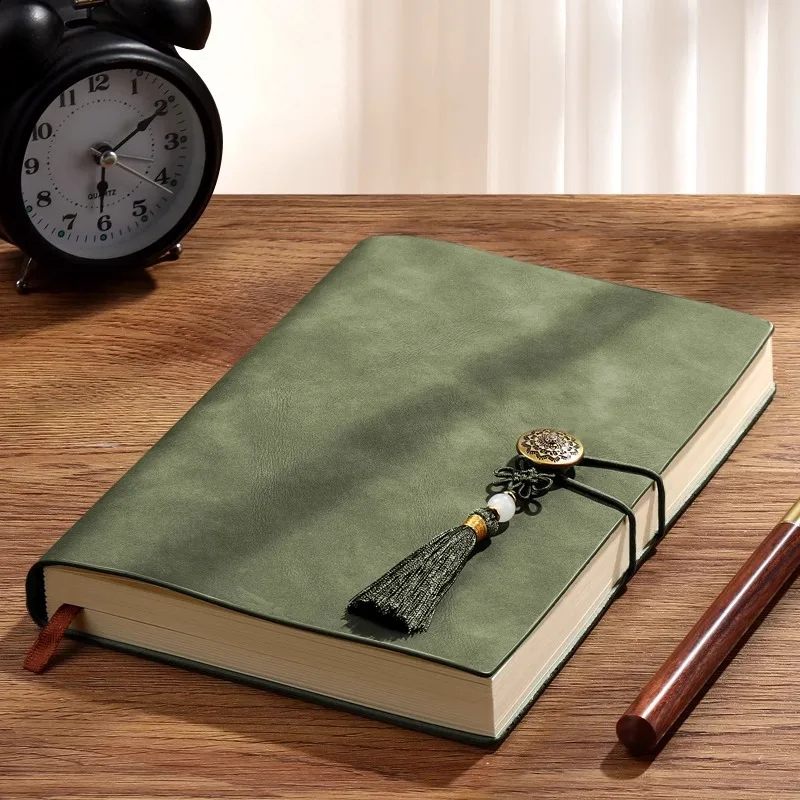 caderno-com-franjas-100-folhas-livro-paginas-internas-grossas-franjas-da-mesma-cor-fivela-com-estampa-a-quente-couro-de-ovelha-texturizado