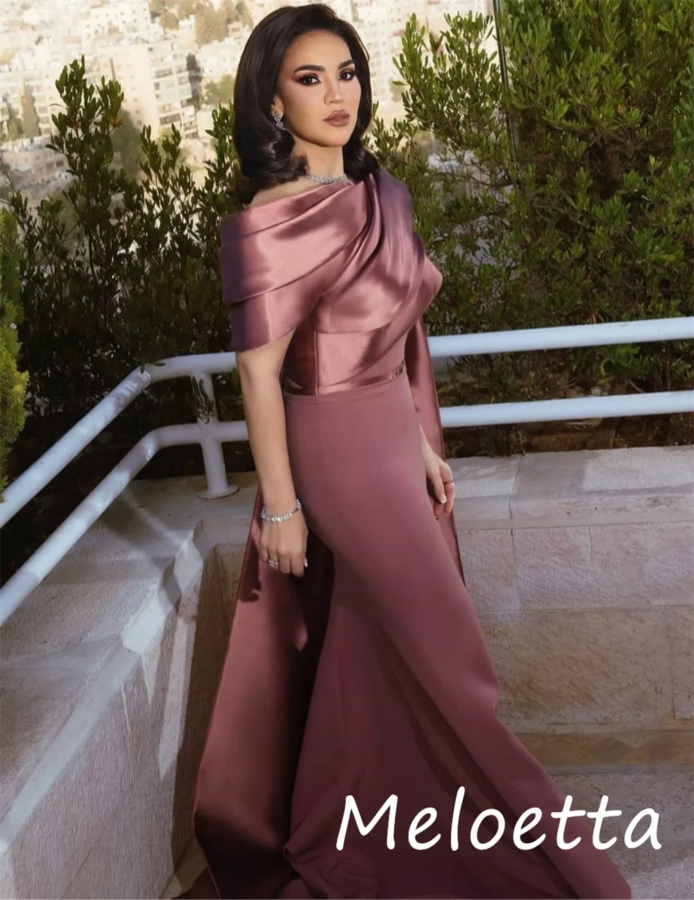 Sukienki na zamówienie w stylu chińskim, z charmeuse, z plisami, o kroju trąbki, z odkrytymi ramionami, długie, seksowne, na specjalne okazje.