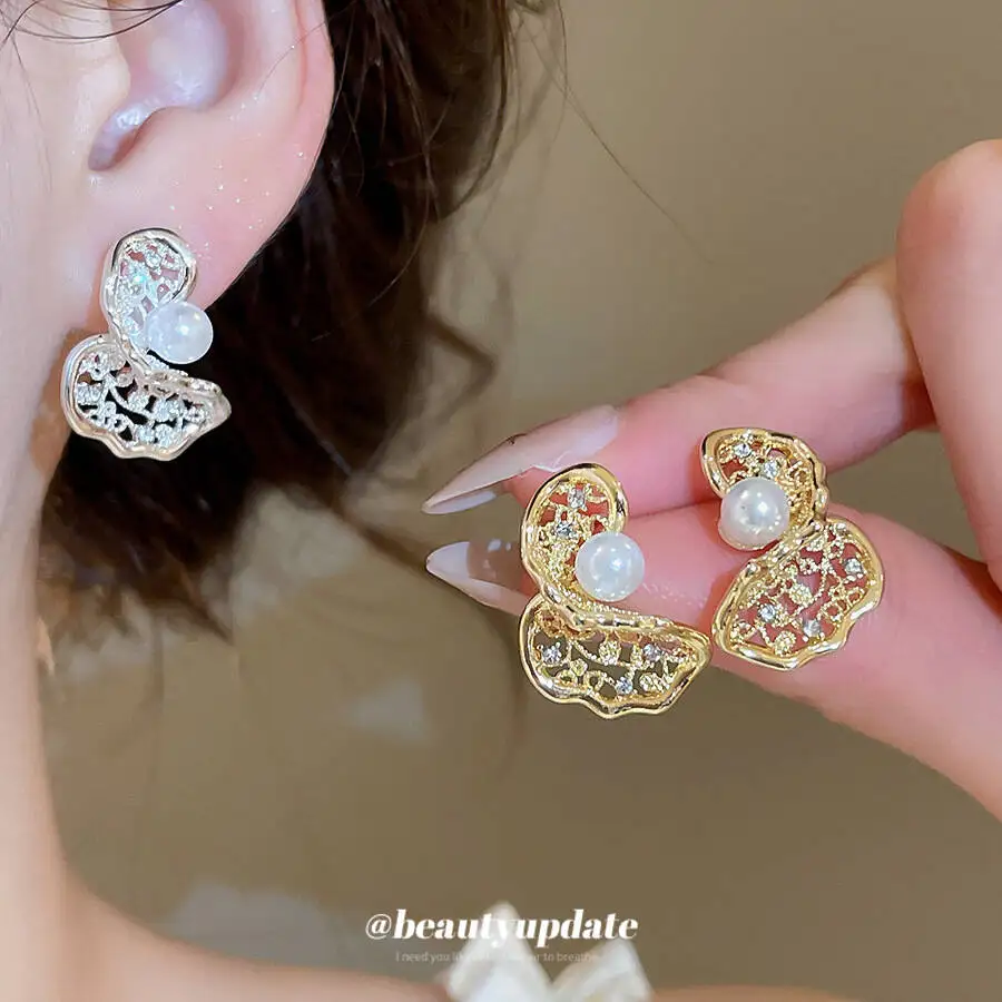 

18K Real Gold Plated Silver Needle Light Luxury Vintage Hollow Lace Pearl Butterfly Earrings For Women, High-End 2026 New Model
