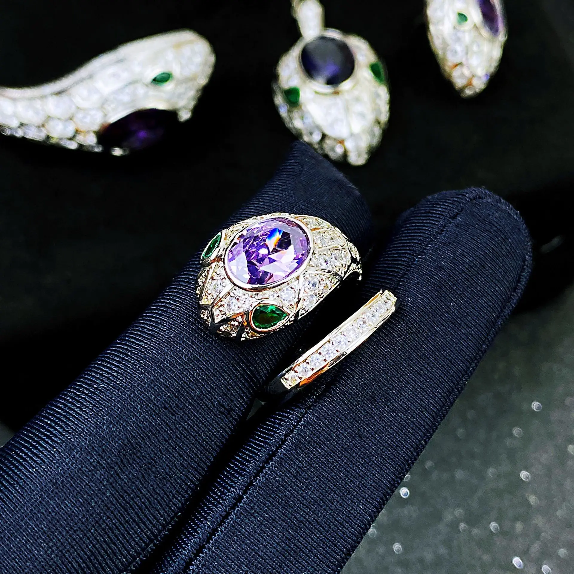 Vintage Schlangenförmiges Haute-Couture-Schmuckset mit Lila Kristallen - Ein Wunderschönes Geschenk für Sie oder für einen Besonderen Menschen – Detail 4