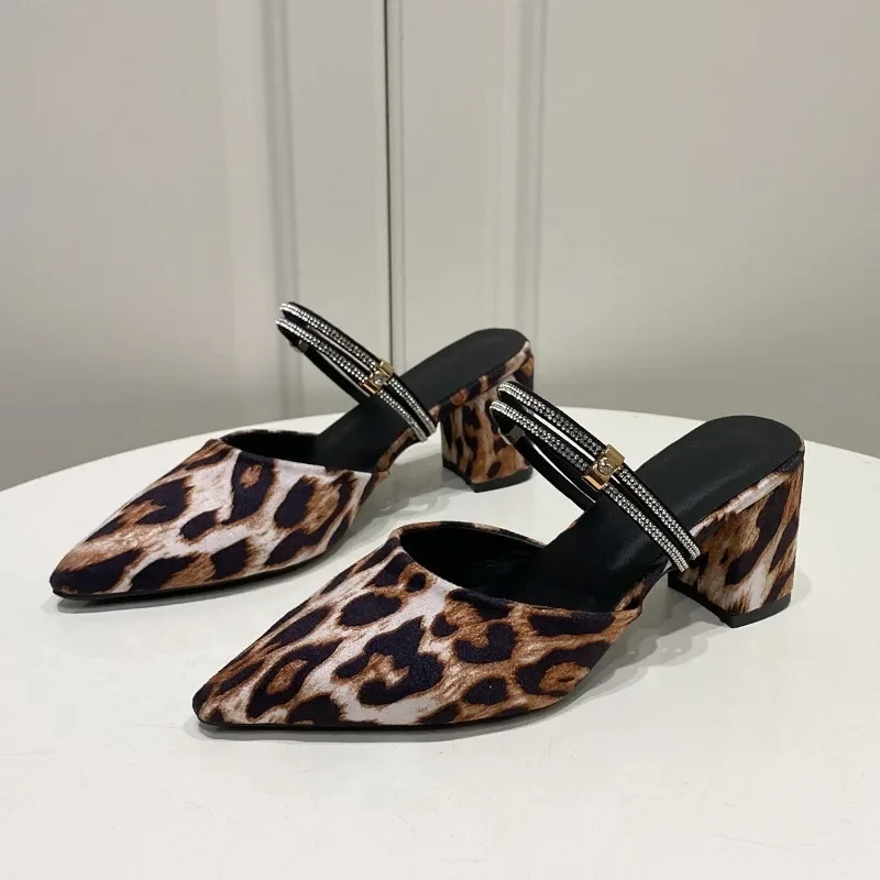 Chinelos fechados para mulheres, sapatos de dedo apontado, Slingbacks com estampa de leopardo, saltos volumosos rasos, sapatos femininos à venda, outono, 2024