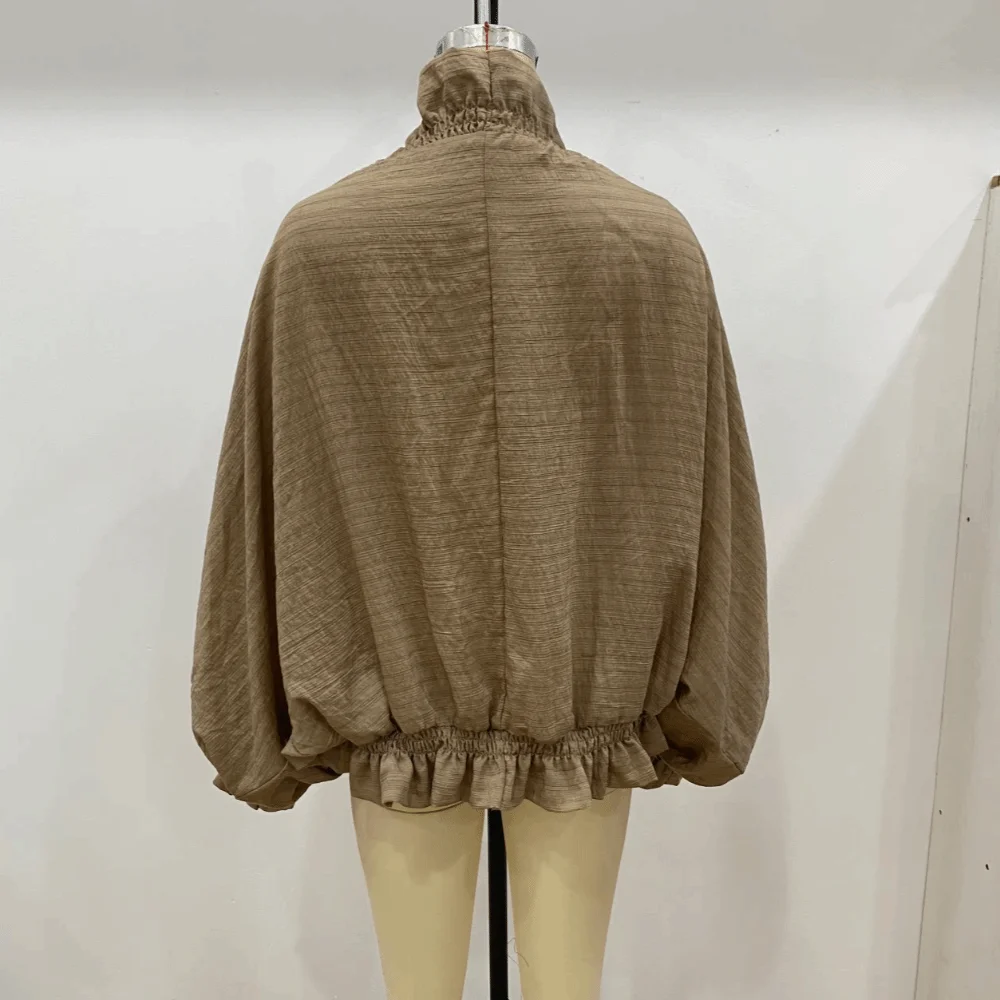 Schicke Bluse mit Rüschen und Schnürung, V-Ausschnitt, vorne mit Bindebändern, Fledermausärmel, lange Ärmel, lockerer Schnitt, Kordelzug, Laternenärmel, Chiffonbluse, für den Alltag. – Detail 2