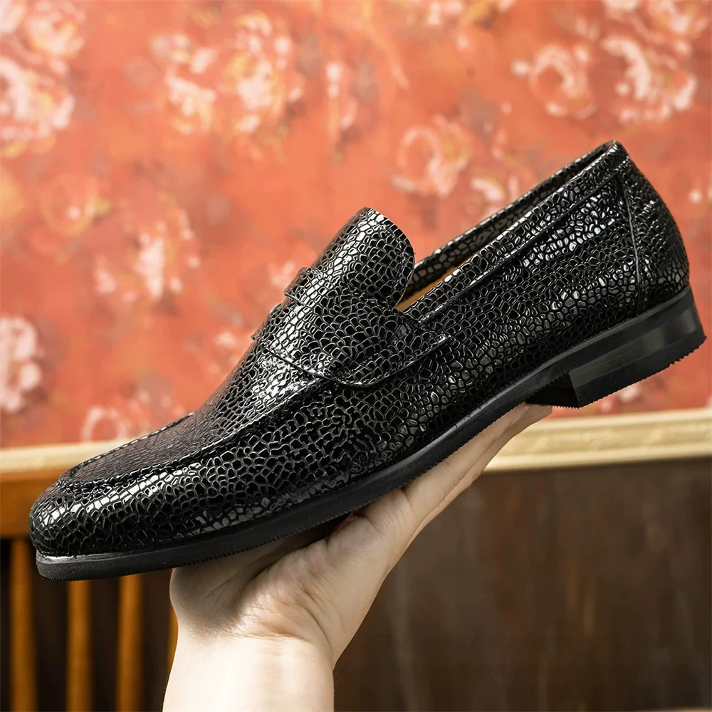 حذاء بدون كعب من الجلد البريطاني بطباعة الأفعى جلد طبيعي سهل الارتداء للرجال حذاء كاجوال يومي مصنوع يدويًا فستان مريح حذاء فردي