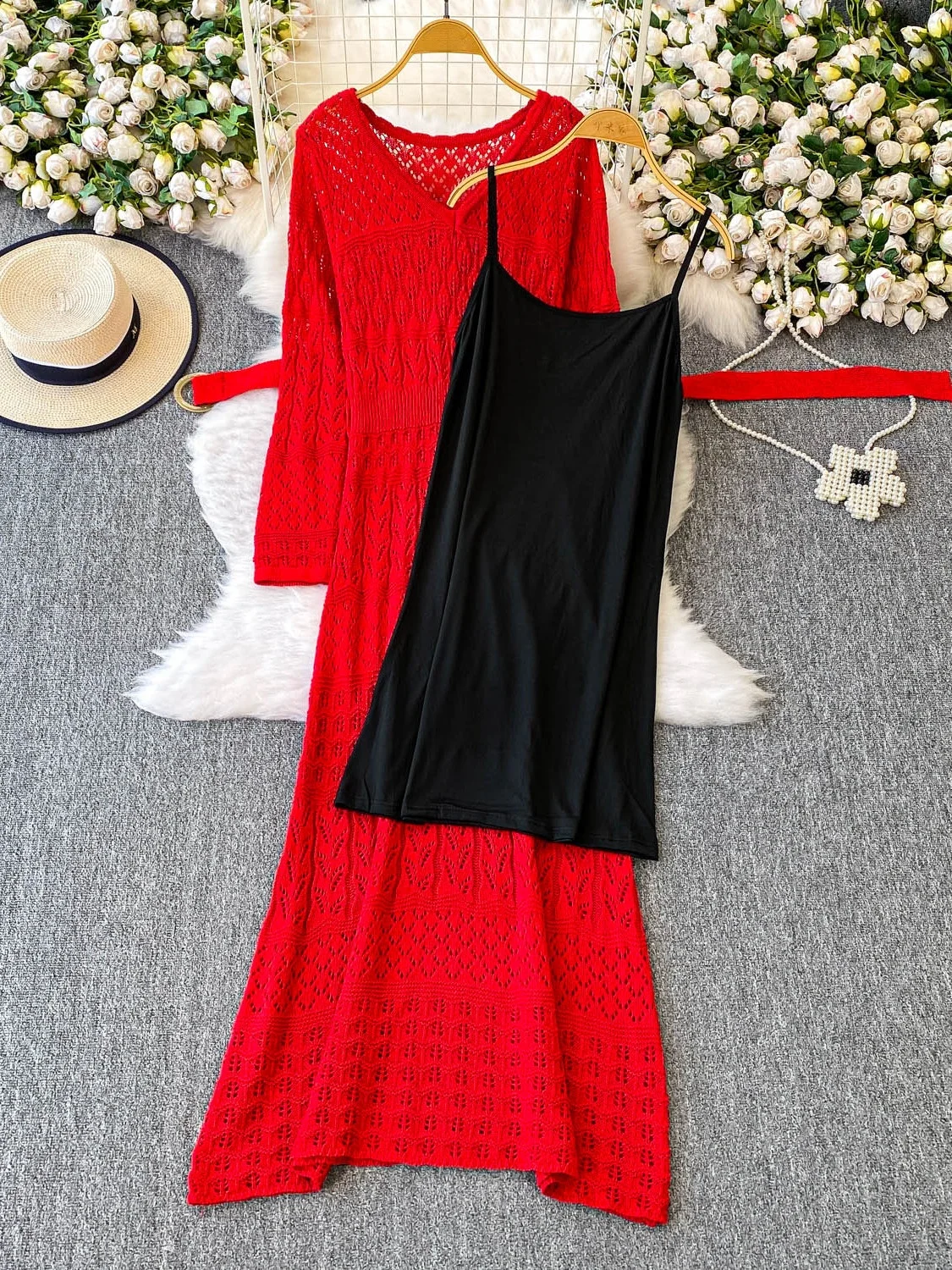 Czerwony, leniwy, ażurowy, dzianinowy top z dekoltem w serek, damski, jesienno-zimowy, elegancki, długi, z frędzlami, bielizna, ramiączka.
