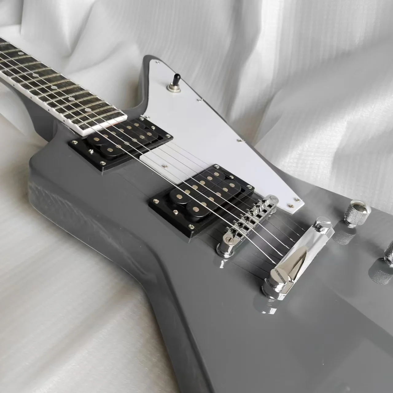 High-end gray electric guitar, very stylish and stylish, with great stage performance.