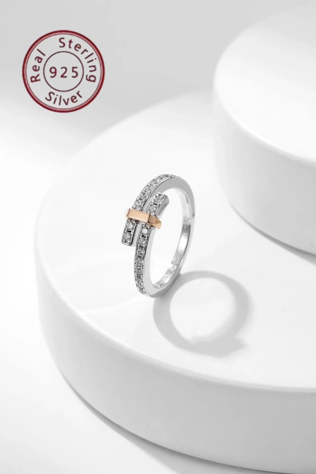 

Кольцо S925 серебряное Т-образное с запахом, узкое, инкрустированное бриллиантами, с ощущением моды и высокого класса, – это женские украшения.