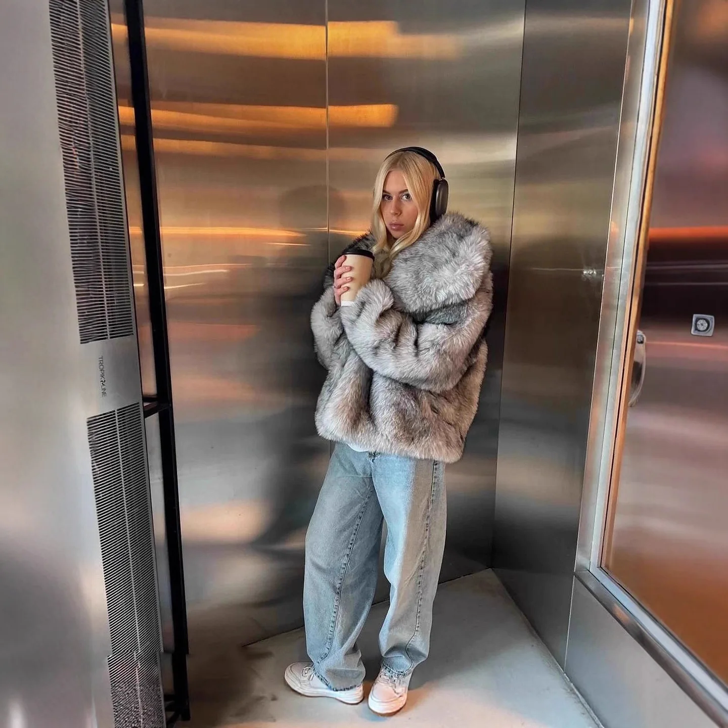 أزياء الشتاء الفضة الثعلب الملونة معاطف الإناث لينة رقيق معطف الفرو المرأة شارع العليا الفاخرة كبيرة التلبيب فو الثعلب الفراء سترة