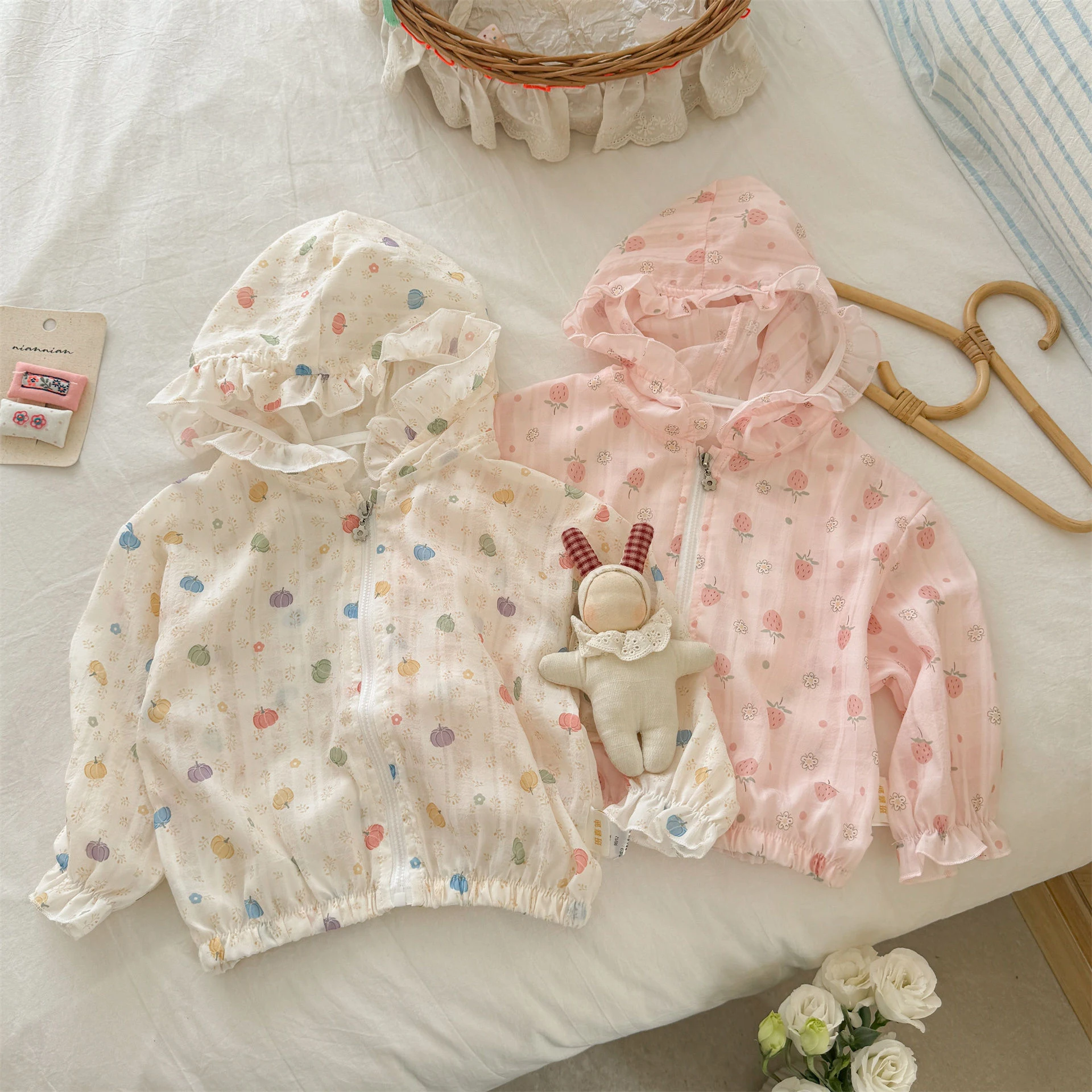 Girls' Sunscreen Clothes Cartoon Strawberry Printed Hooded Jacket Lightweight Breathable Air Conditioning Cardigan Kids Top