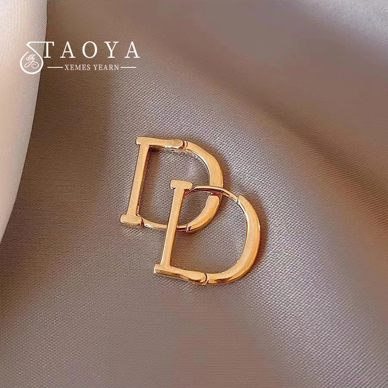 2025 새로운 클래식 간단한 D 편지 귀 단추 한국어 패션 주얼리 고딕 소녀의 기질 액세서리 귀걸이 여성을위한