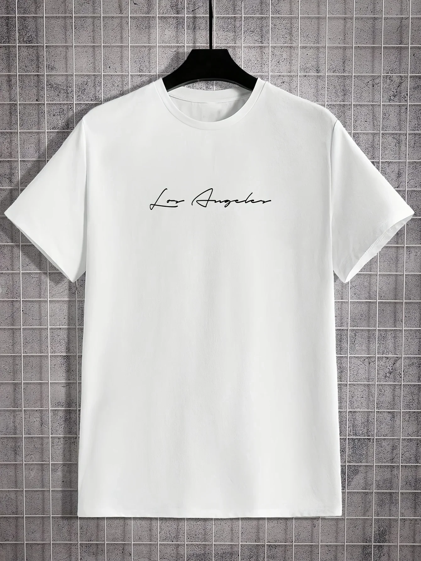 طقم تي شيرت رجالي، بأسلوب مريح وفضفاض، مع طباعة بنمط الحروف، وملمس خفيف الوزن وجيد التهوية.