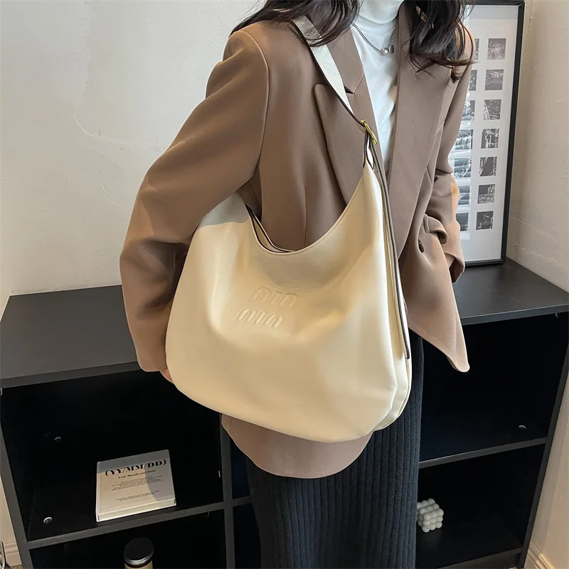Nova bolsa balde de grande capacidade para mulheres, bolsa espaçosa de ombro e axilas, bolsa de dia de nicho minimalista