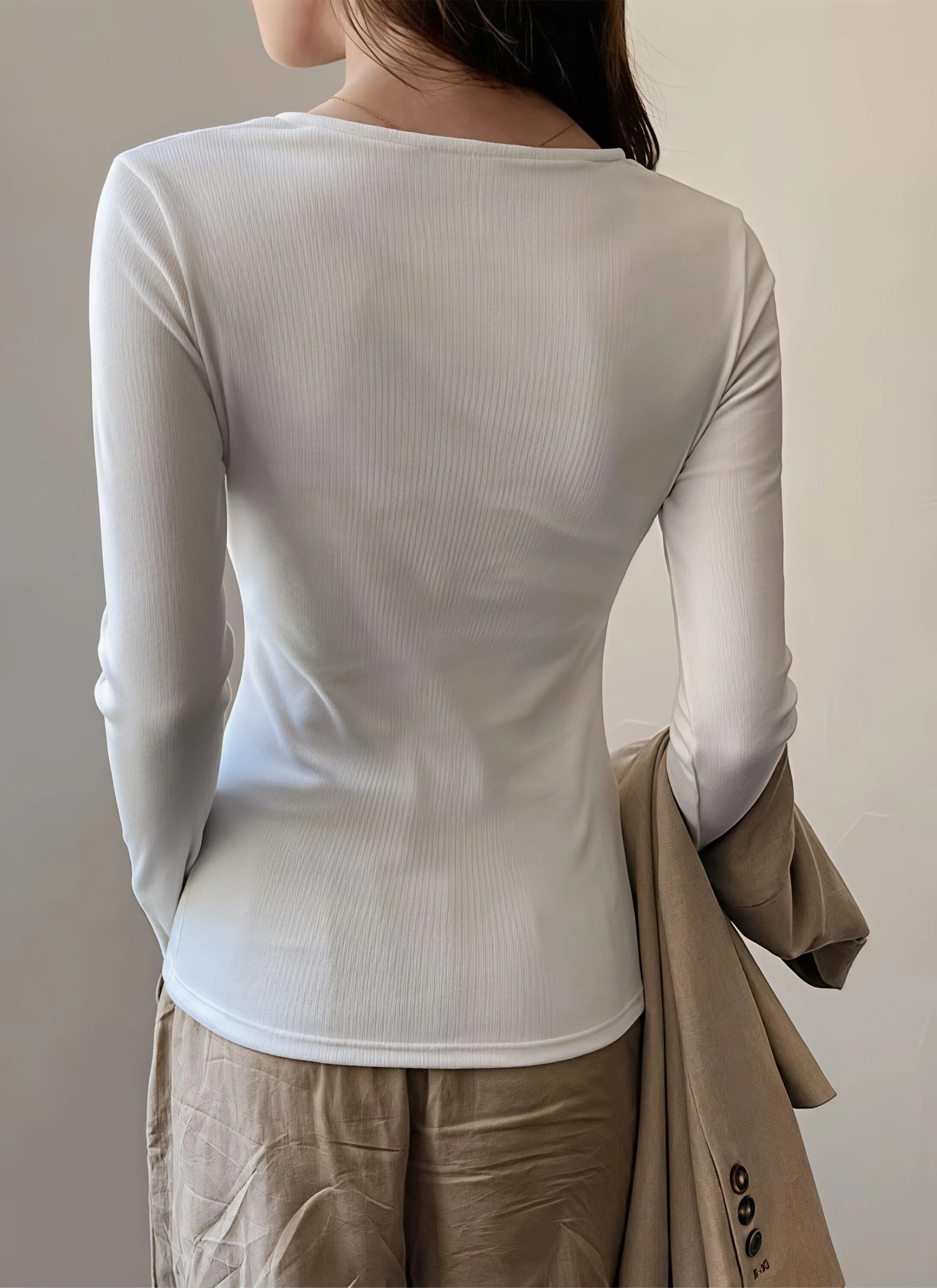 Elegantes Damen-Basic-Layering-Oberteil, Spitzen-V-Ausschnitt, Langarm-Shirt, gerippter Strick, schmale Passform, Spitzenbesatz an den Manschetten, weiche, lässige Alltagsbluse. – Detail 7