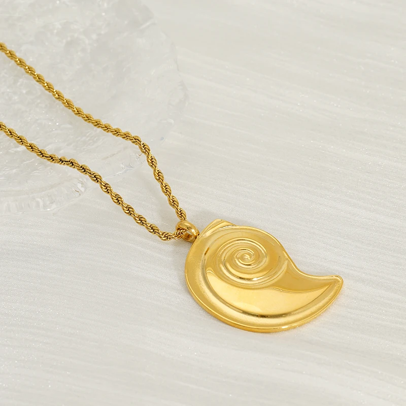 

Stainless steel plated 18K gold conch pendant necklace