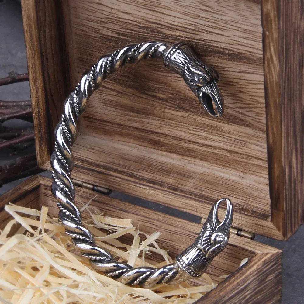 Wikinger Odin's Rabenkopf-Armband aus Edelstahl, gedrehtes, offenes Armband, nordische Mythologie, Amulett-Armband für Männer mit Holzbox