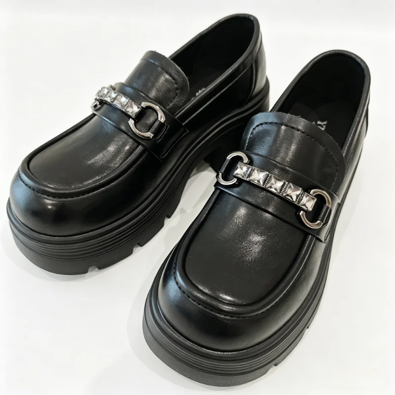 Shiny Patent Leather Metal Chain Loafers for Women, British Style Thick-Soled Chunky Heel Leather Shoes, Jk Uniform Slip-On Shoes, Non-Slip Gear Sole Versatile Commuter Height-Increasing Black Large-Toe Women's Shoes