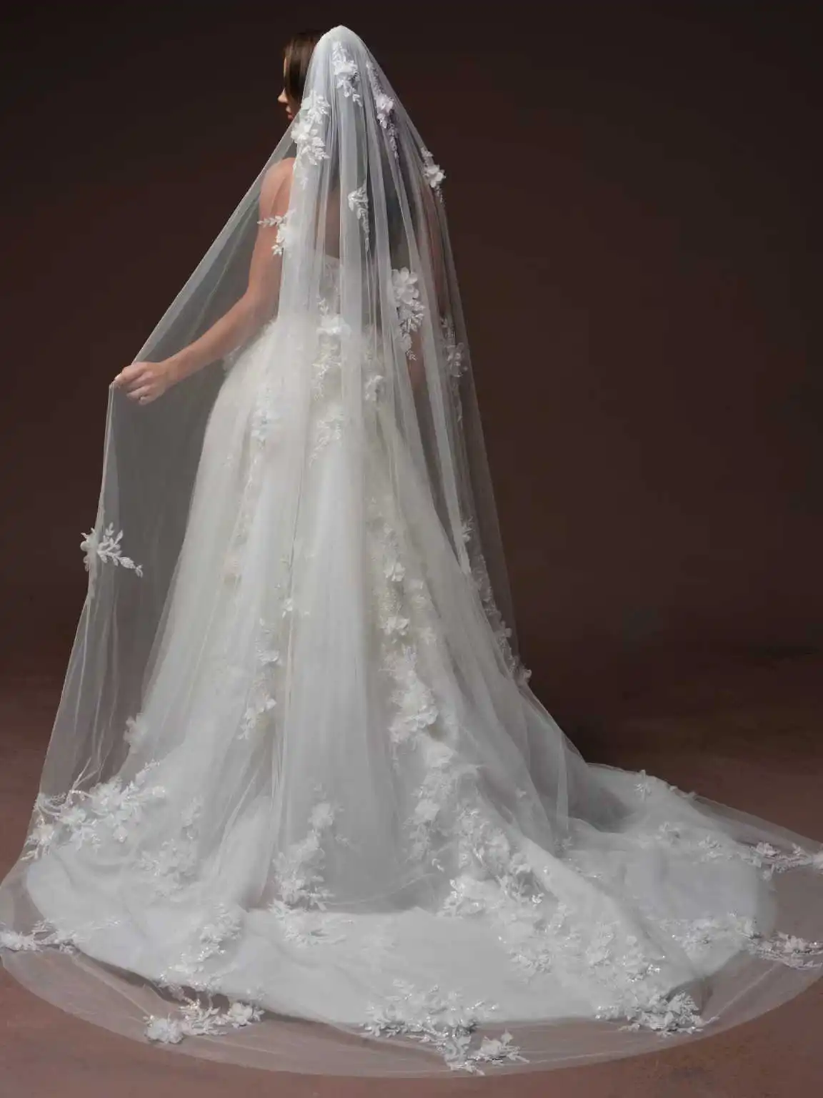 Charming Bridal Veil 3D Floral Lace Appliques Long Train Style for High-End Bridal Events & Formal Wedding Ceremonies Customized
