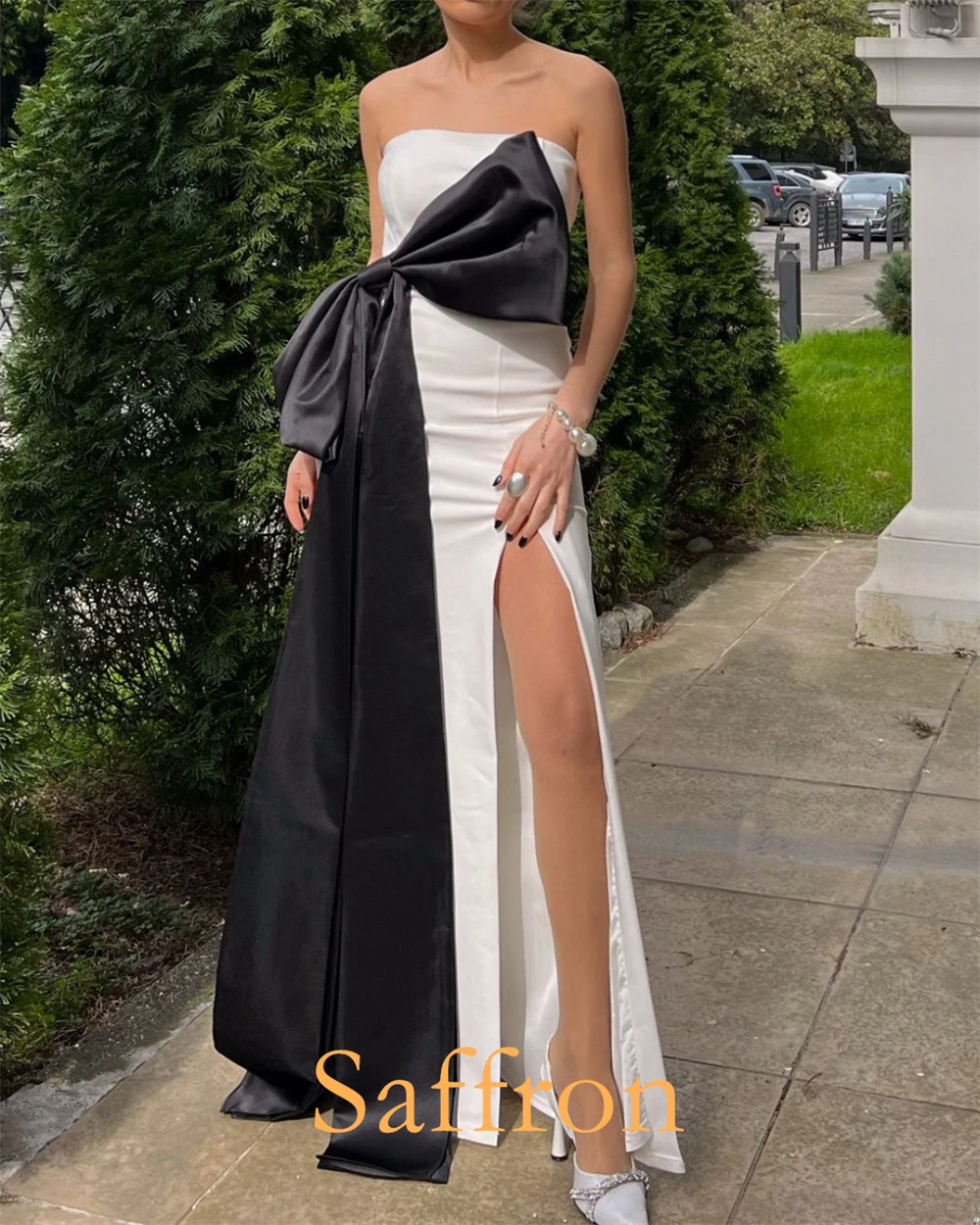 Maßgeschneidertes reines trägerloses A-Linien-Abendkleid, zartes Promi-Kleid mit seitlichem Schlitz, exquisites Partykleid mit schwarzen Schleifenbändern