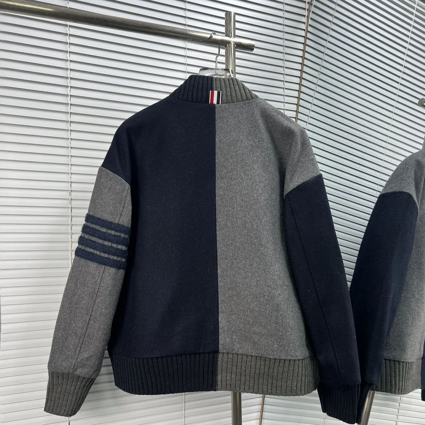 

Высококачественная утепленная зимняя куртка с воротником-стойкой, на молнии, с длинными рукавами, очень удобная, мягкая, в корейском стиле