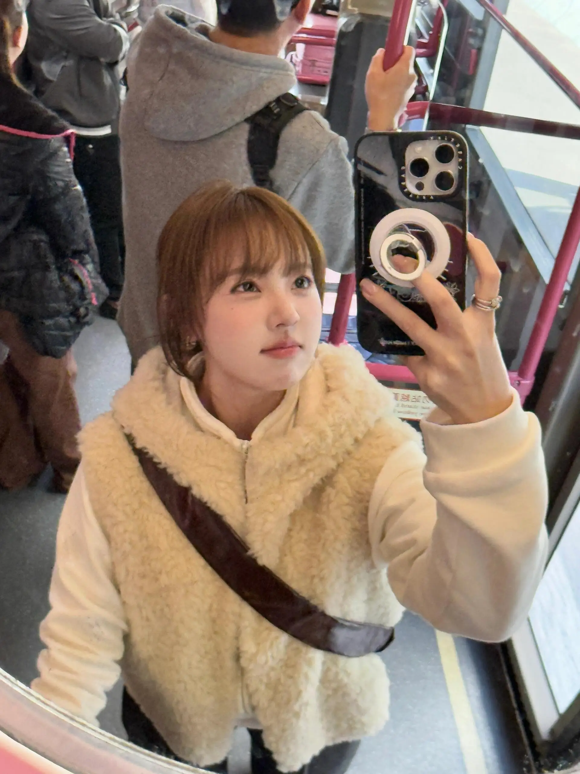 سترة فرو من قطعة واحدة للنساء لخريف وشتاء 2025 سترة جديدة بقلنسوة من جلد الخراف بدون أكمام معطف فرو