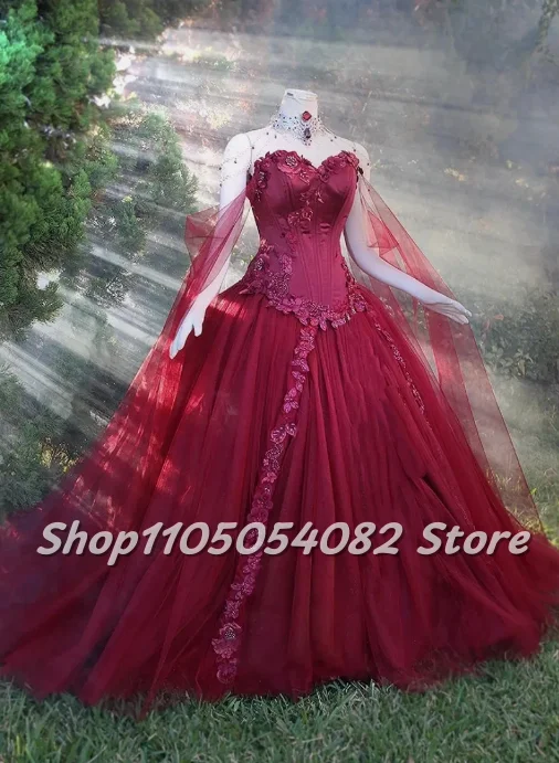 ワインレッドのビクトリア朝のストラップレスのウェディングドレス、チュールスリーブ、サテンコルセット、ビーズアップリケ、チュール、フロアレングスのウェディングドレス