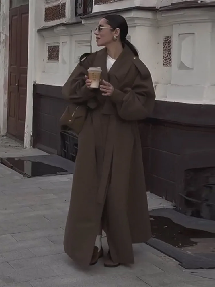 Knöchellanger Damen-Trenchcoat mit Umlegekragen, langen Ärmeln, Taschen, einfarbig, mit Schnürung, Damenmode Frühjahr/Herbst 2026.