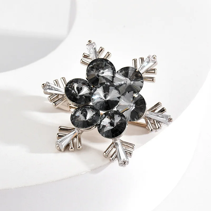 Chinese Style Lucky Snowflake Brooch For Women Sparkling Crystal Rhinestone Lapel Pin Elegant Jewelry Gift For Coat Suit Holiday