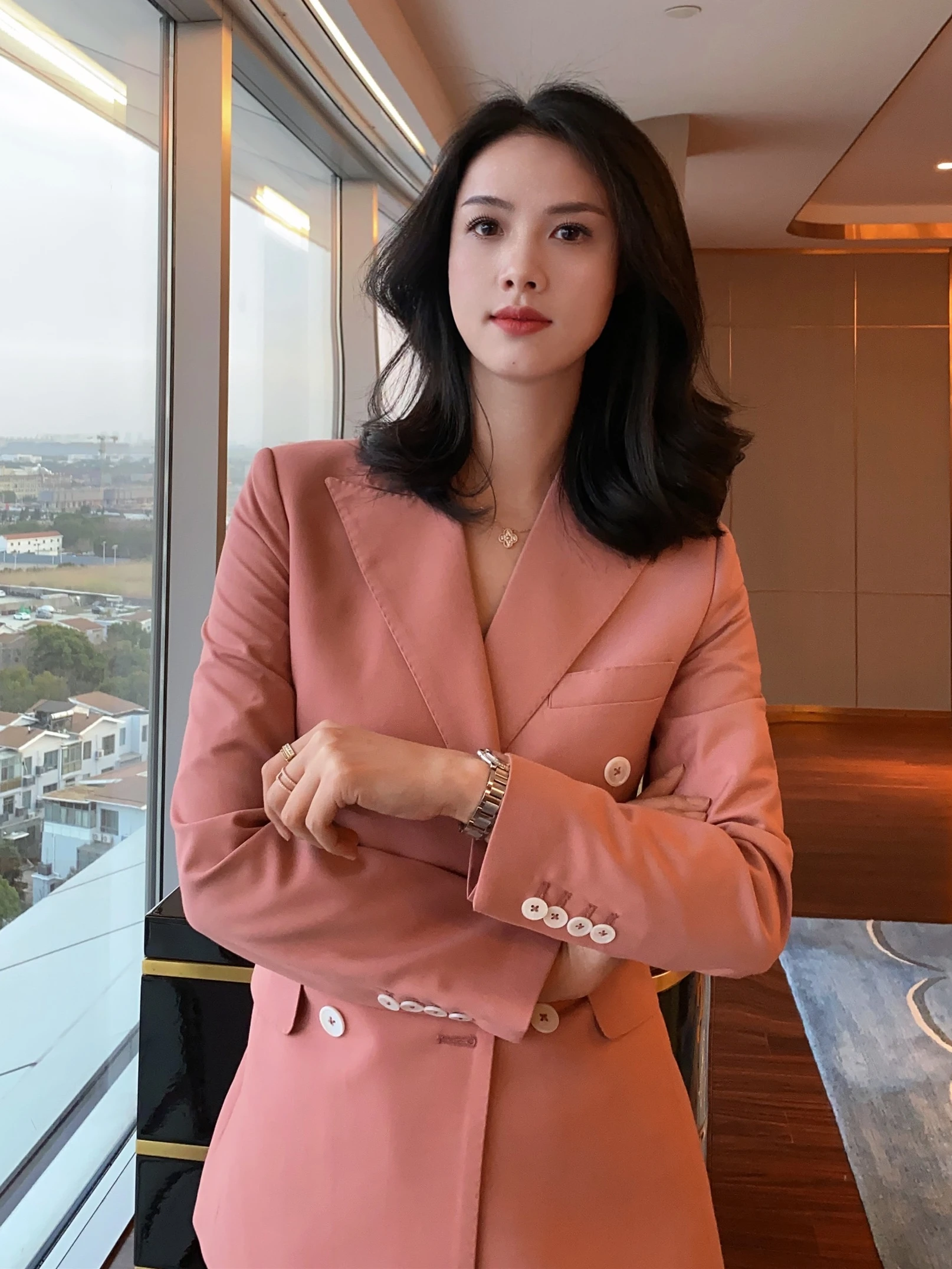 

Модный розовый костюм для женщин, новинка, профессиональная рабочая одежда, материал — полиэстер, коллекция весна 2023