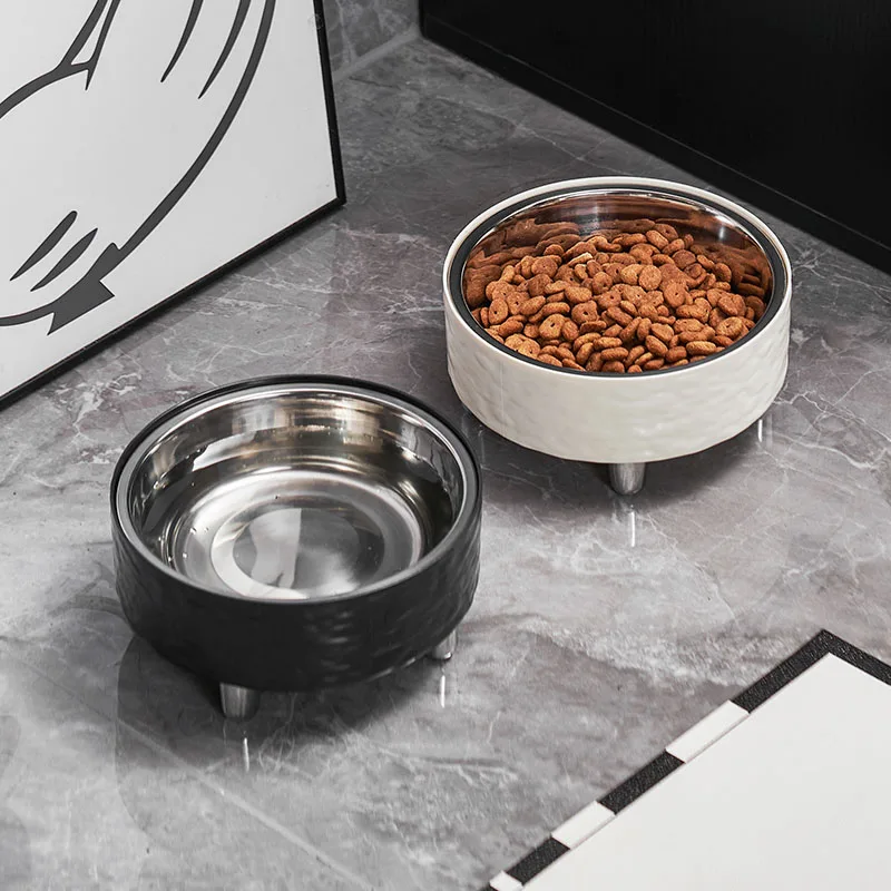 Uma tigela para animais de estimação com ondulação de água, tigela para cães de aço inoxidável, alimentação elegante e simples e tigela para gatos com pescoço de alimentação de água, interior