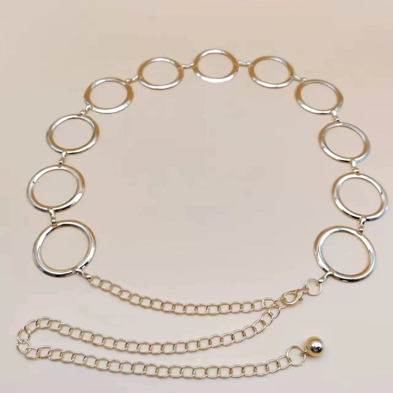 Damen-Gürtel mit Metall-Taillenkette: Das hohle, kreisförmige, geometrische Gürtel-Design ist einzigartig und modisch und betont die Taille. – Detail 6