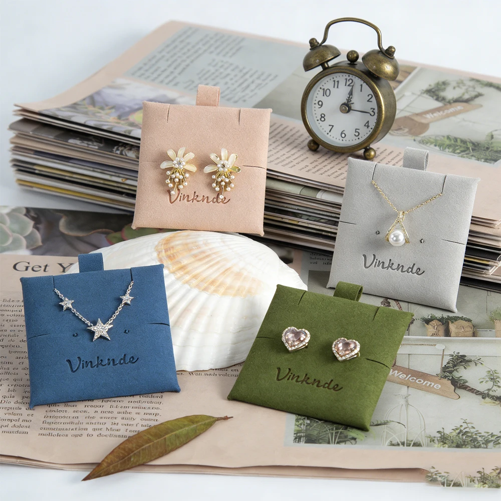 

Маленький размер 6x6 см, упаковка из микрофибры ручной работы, индивидуальный логотип, ожерелье, серьги, браслеты, демонстрационная карта, шкатулка для драгоценностей, сумка, вставка