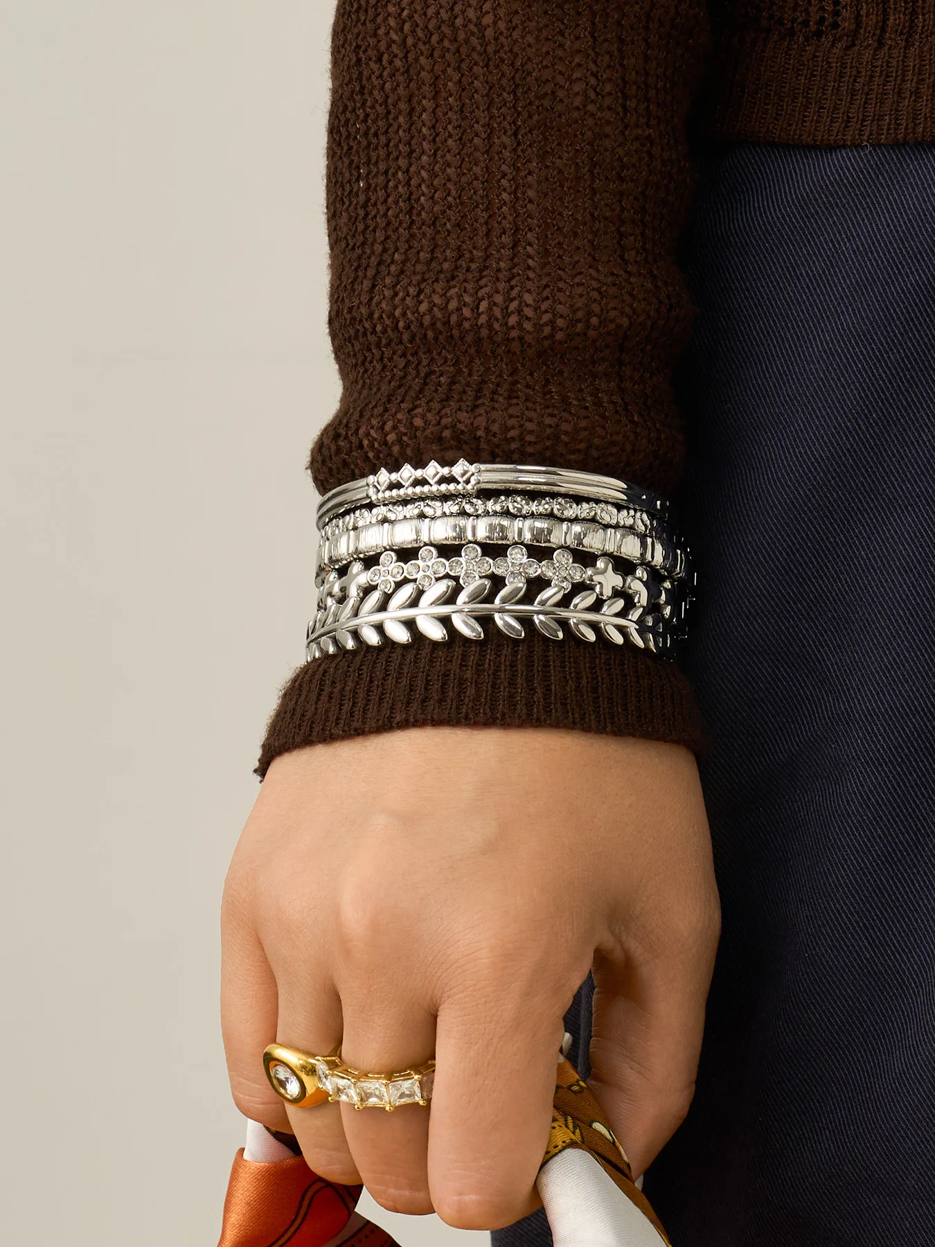Statement-Blatt-Armreifen, Zirkon-Blumen-Armreifen, 18k vergoldete Edelstahl-Armreifen, strukturierte Armbänder für Damen – Detail 7