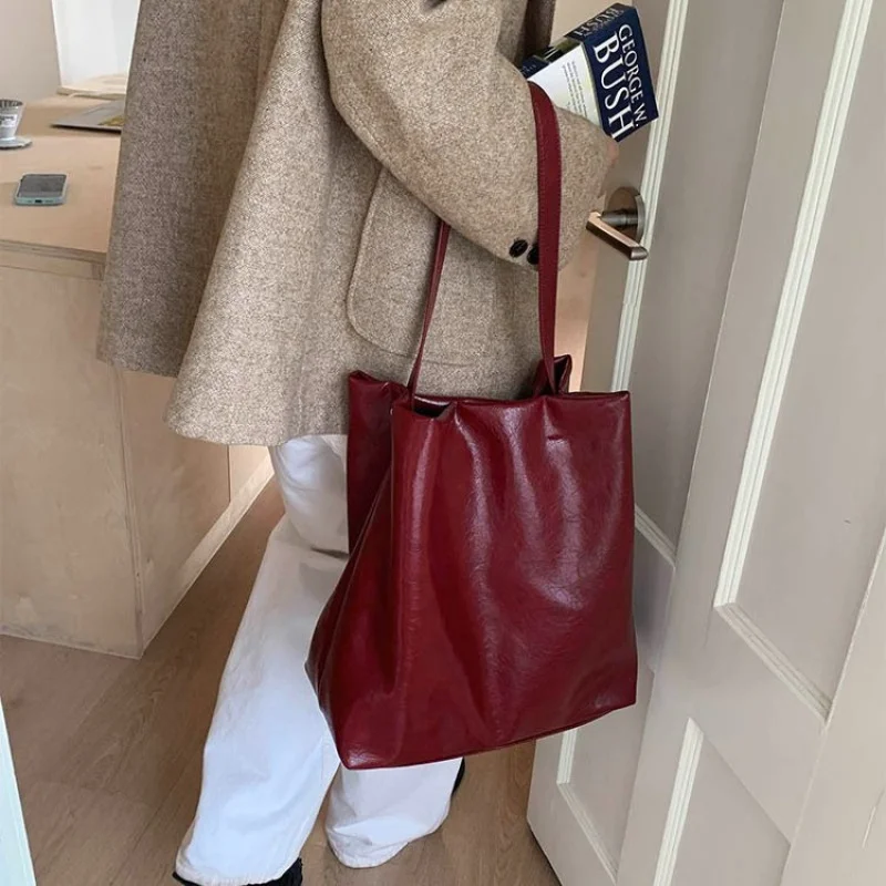 

Элегантная женская сумка-мессенджер из кожи премиум-класса, повседневный винтажный вид и просторный интерьер ​