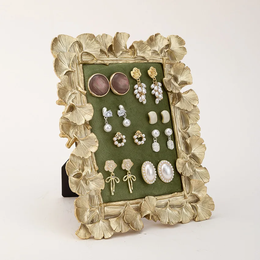 

Поднос для демонстрации колец с каймой из смолы в виде листьев гинкго и бархатной подкладкой