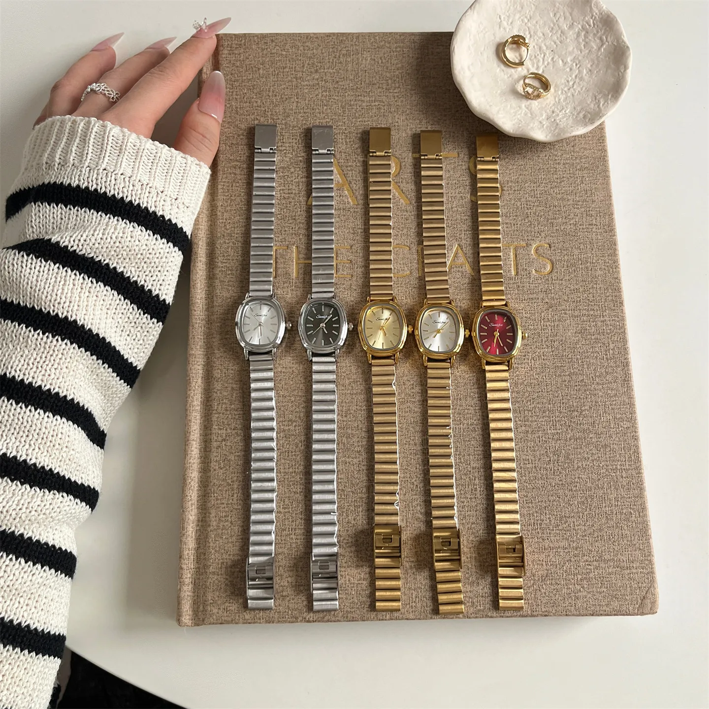 Retro Luxury Metal Chain Watch For Women, A Simple Yet Exquisite And Compact Oval-Shaped Quartz Watch With A High-End Feel.