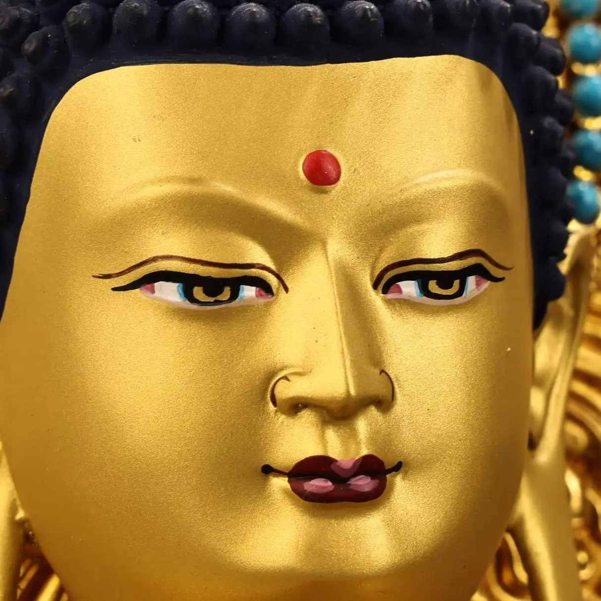 

15-дюймовая непальская народная бронзовая позолоченная статуэтка Будды Шакьямуни Амитабхи с расписным мозаичным лицом и драгоценными камнями, в стиле лотосовой террасы, для зала поклонения.