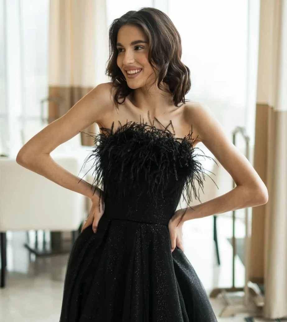 فستان سهرة بمقاسات مخصصة فساتين سهرة مثيرة باللون الأسود اللامع على شكل حرف a بدون حمالات مطوي من الريش فستان الحفلات 2025 أنيق