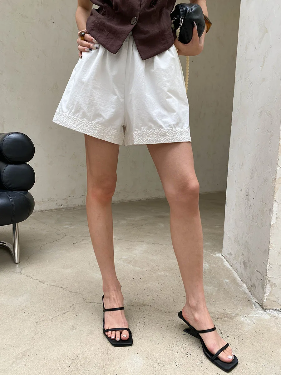 Sommerliche Damen-Shorts in unifarbenem Design mit elastischem Bund, besticktem Patchwork, lockerer Passform und weitem Bein. – Detail 13